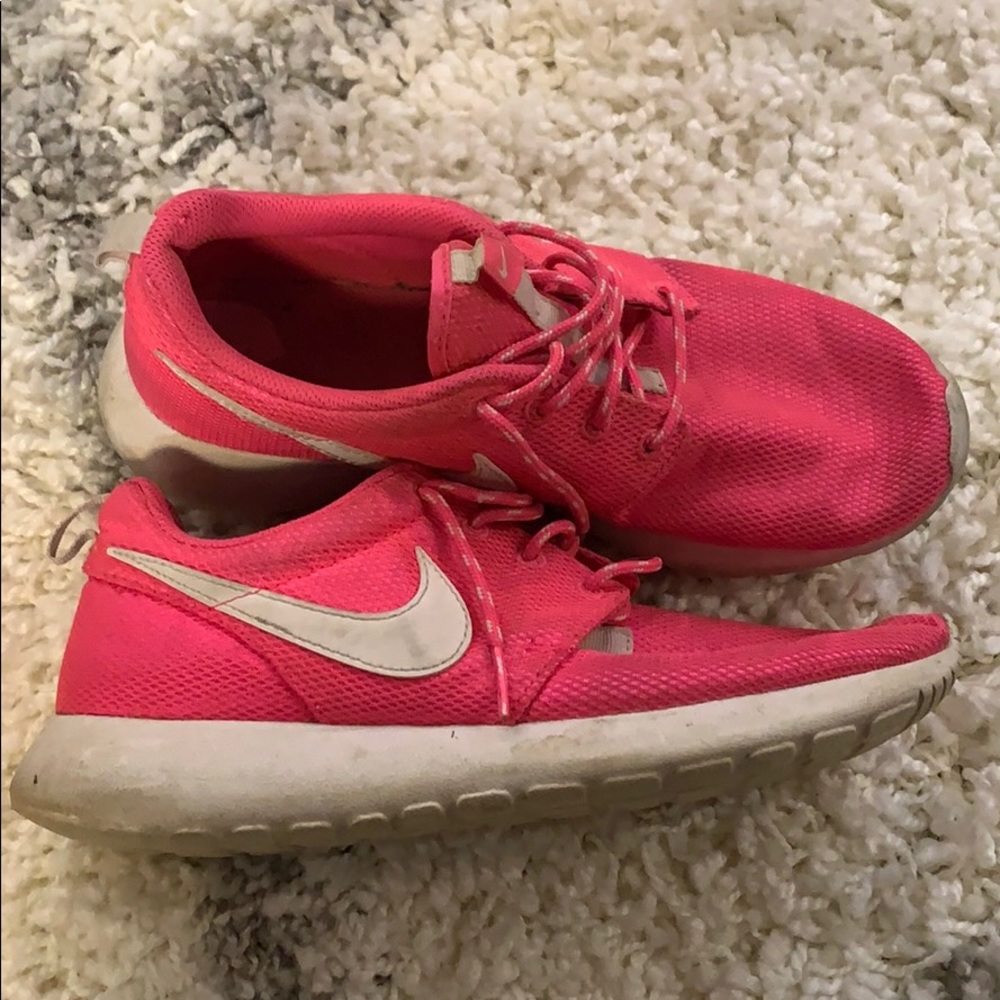 ~PINK AND WHITE NIKE ROSHE RUN SHOES~